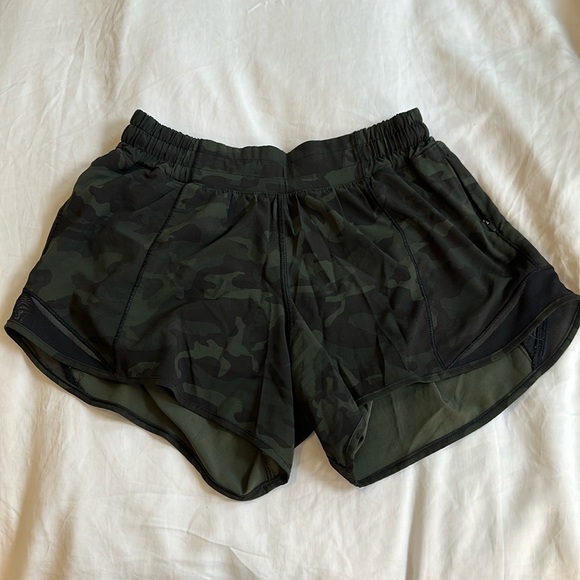 Lululemon- Hotty Hot Low-Rise Short 4” 🍋 - Picture 1 of 3
